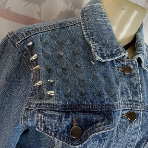Forever21 premium denim Spike shoulder back distressed Jean jacket size Small - Picture 5 of 10